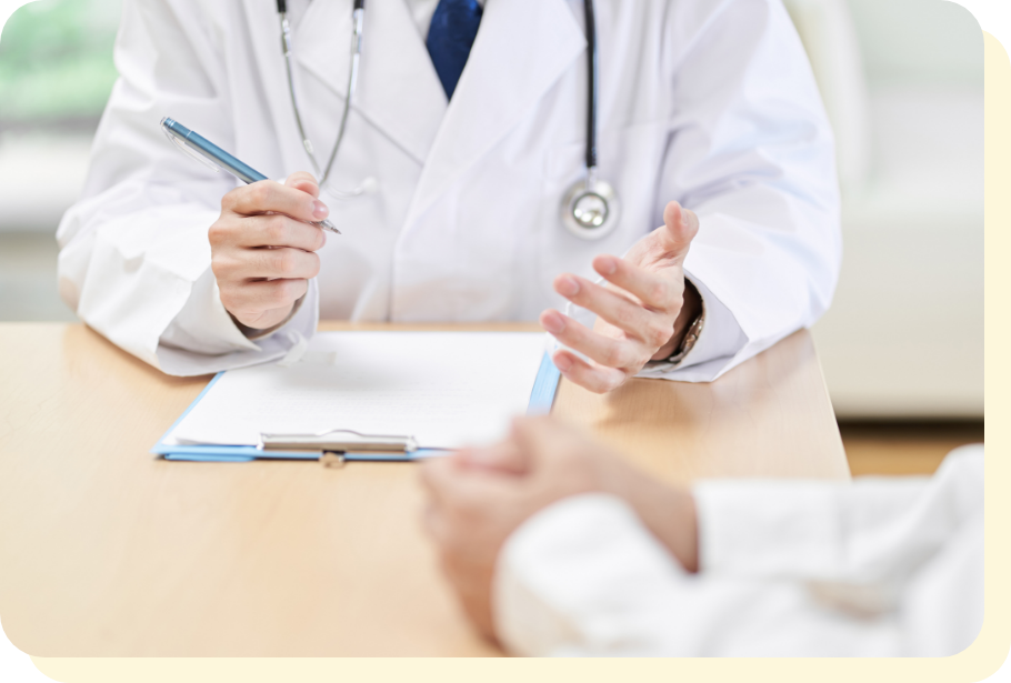 話を聞く受付の女性スタッフ