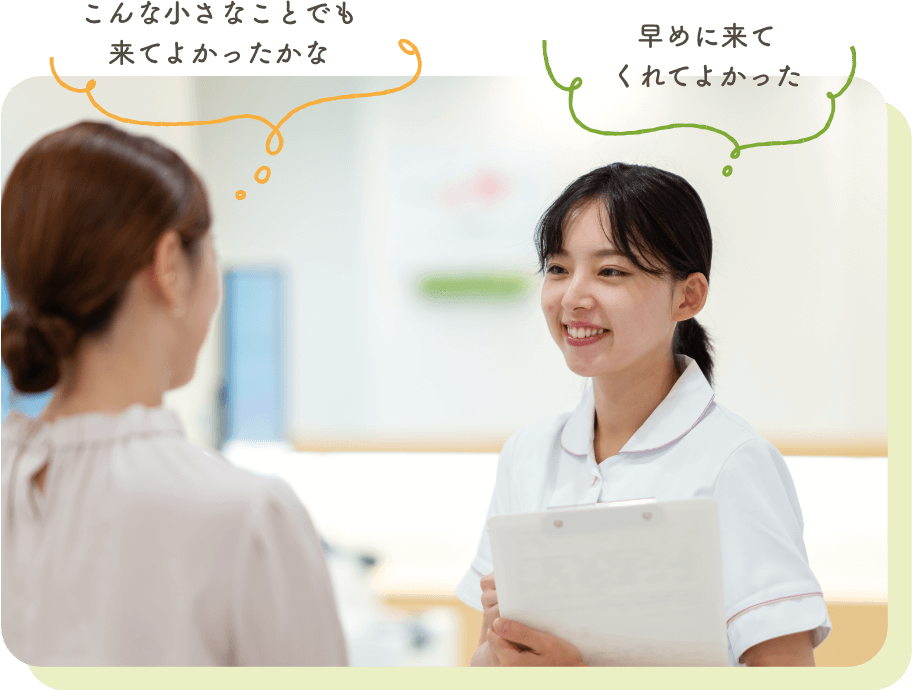 話を聞く受付の女性スタッフ