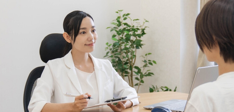 カウンセリングしている女性医師